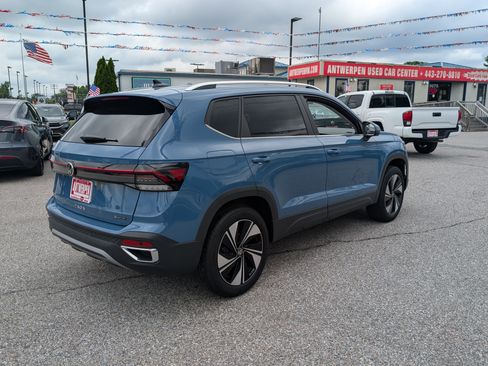 Used 2025 Volkswagen Taos SE AWD/4WD image 3