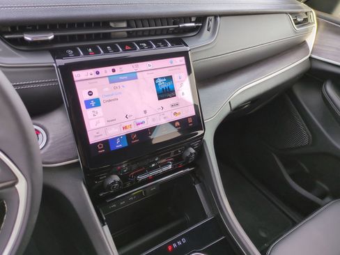 Used 2025 Jeep Grand Cherokee Limited w/ Black Appearance Package image 30