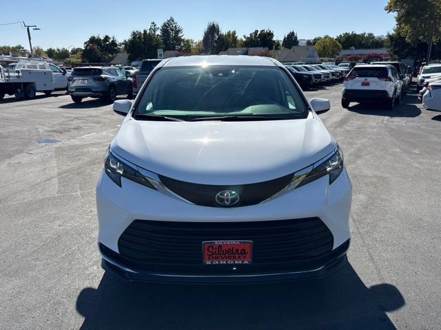 Used 2024 Toyota Sienna LE AWD/4WD image 4