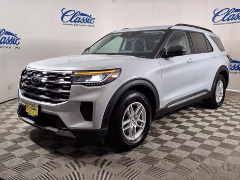 Used 2025 Ford Explorer Active image 3