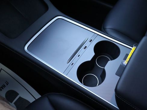 Used 2023 Tesla Model Y Performance image 24