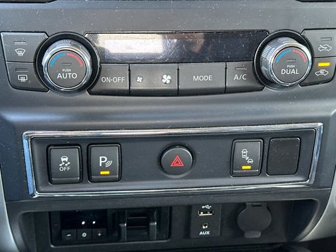 Used 2017 Nissan Titan SV image 21