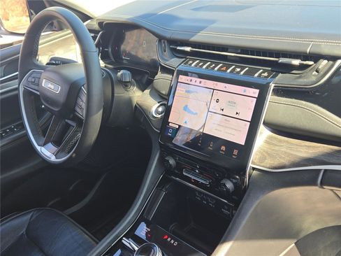 Used 2023 Jeep Grand Cherokee Limited image 6