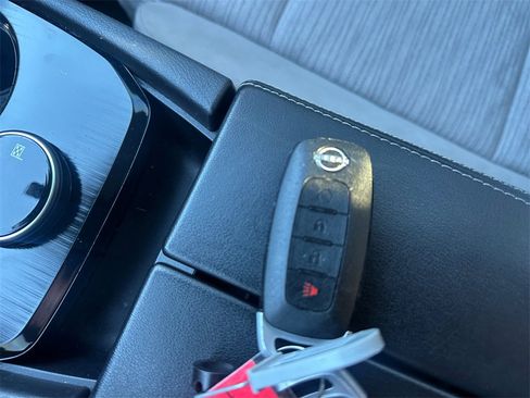 Used 2023 Nissan Rogue SV image 31