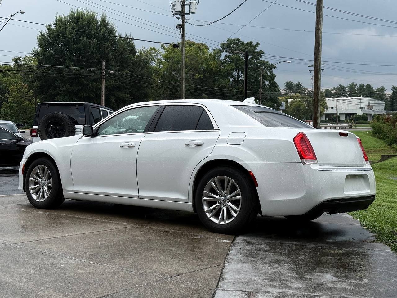 Used 2020 Chrysler 300 Touring w/ Driver Convenience Group RWD image 3