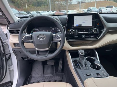 Used 2025 Toyota Highlander XLE image 18