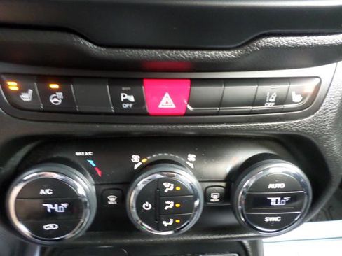 Used 2015 Jeep Renegade Limited w/ Advanced Technology Group image 23