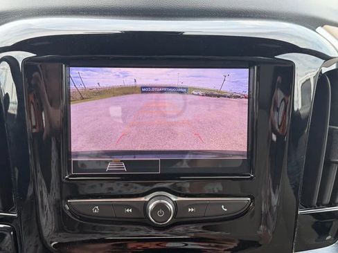 Used 2023 Chevrolet Traverse LS FWD image 9