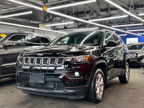 Used 2024 Jeep Compass Latitude image 1