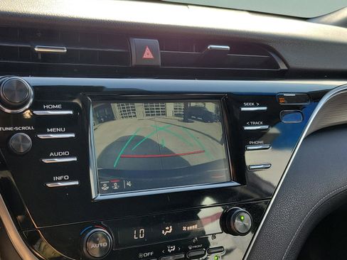 Used 2018 Toyota Camry SE w/ Moonroof Package FWD image 16