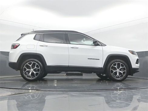 Used 2024 Jeep Compass Limited image 61