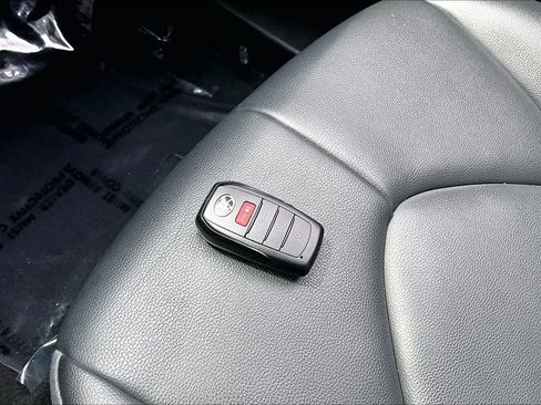 Used 2024 Toyota Highlander XLE AWD/4WD image 15