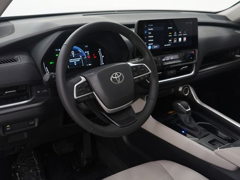 Used 2025 Toyota Grand Highlander AWD Hybrid image 25