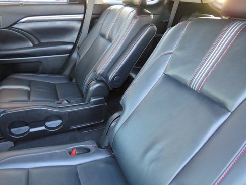 Used 2019 Toyota Highlander SE image 19