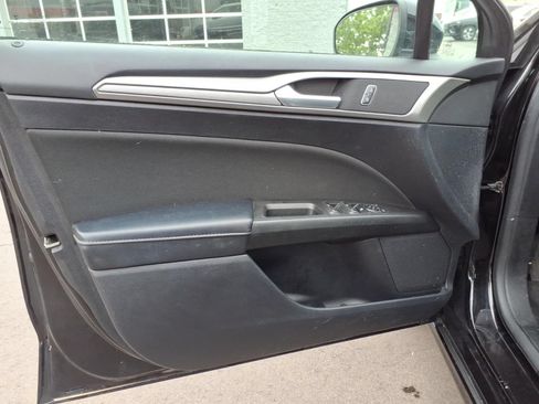 Used 2020 Ford Fusion SE FWD image 13