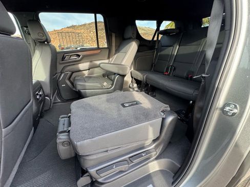 Used 2025 GMC Yukon XL Denali image 10