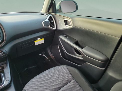 Used 2025 Kia Soul LX w/ LX Technology Package FWD image 11