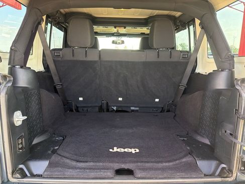 Used 2016 Jeep Wrangler Unlimited Rubicon w/ Connectivity Group AWD/4WD image 18