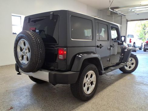 Used 2013 Jeep Wrangler Unlimited Sahara w/ Dual Top Group AWD/4WD image 4