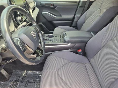 Used 2021 Toyota Highlander LE AWD/4WD image 15