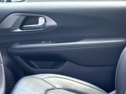 Used 2025 Chrysler Pacifica Select FWD image 22