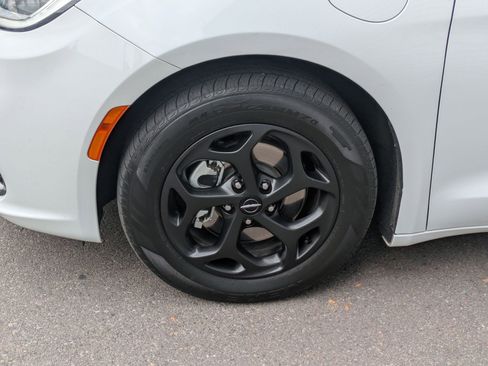 Used 2023 Chrysler Pacifica Limited w/ S Appearance Package image 11