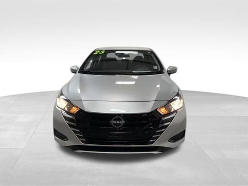 Used 2023 Nissan Versa SV image 3