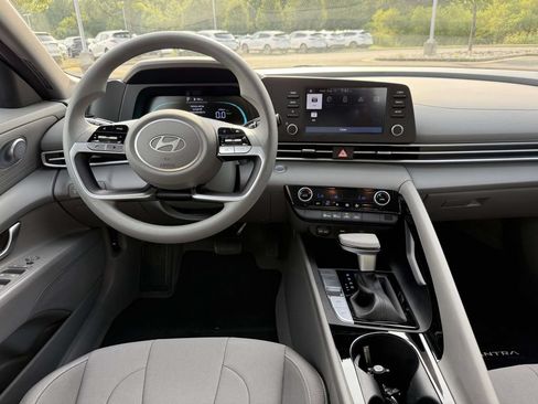 Used 2025 Hyundai Elantra Hybrid FWD image 8