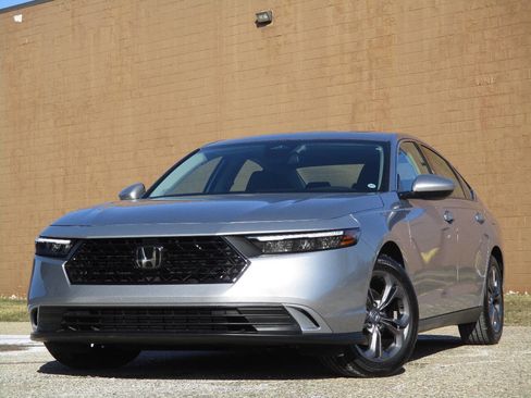 Used 2023 Honda Accord EX image 1