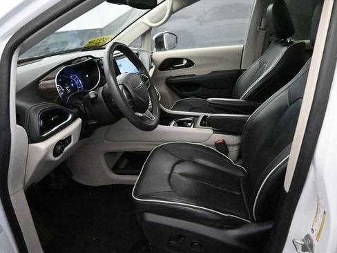 Used 2023 Chrysler Pacifica Limited FWD image 15