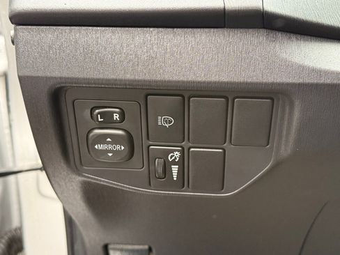 Used 2015 Toyota Prius Five w/ Advanced Technology Package image 22