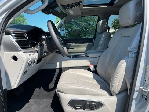Used 2022 Jeep Wagoneer Series III w/ Premium Group I AWD/4WD image 17