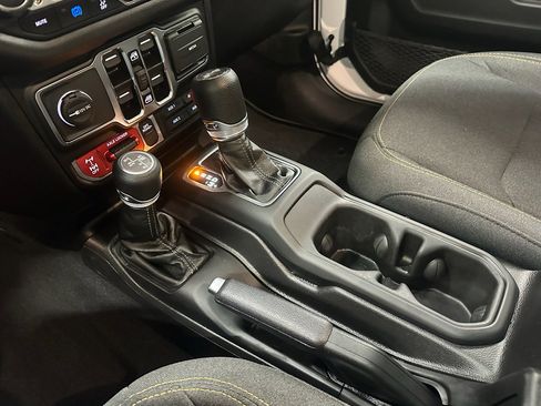 Used 2025 Jeep Wrangler Willys image 29