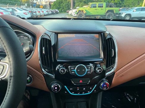 Used 2017 Chevrolet Cruze Premier FWD image 22