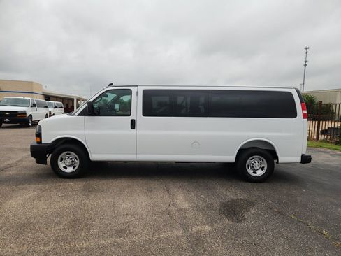 Used 2025 Chevrolet Express 3500 LS RWD image 4