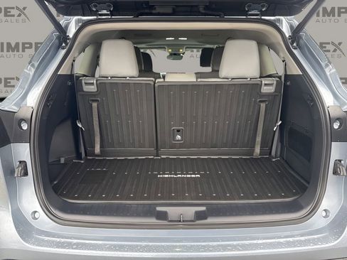 Used 2021 Toyota Highlander XLE image 30