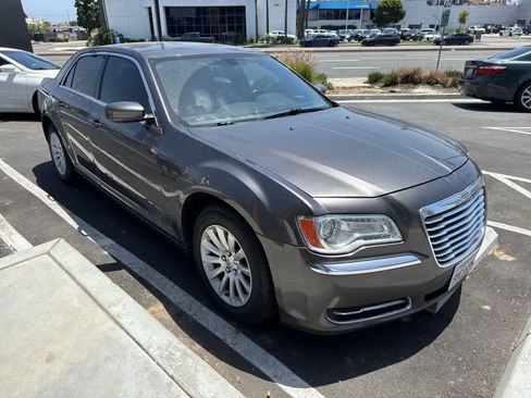 Used 2014 Chrysler 300 RWD image 5