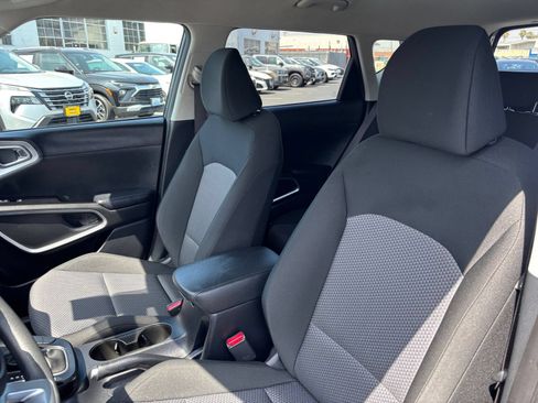 Used 2025 Kia Soul LX w/ LX Technology Package FWD image 36