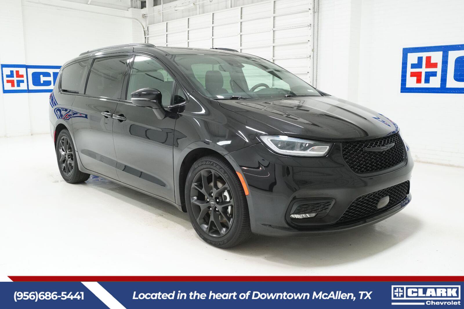 Used 2025 Chrysler Pacifica Limited FWD image 3