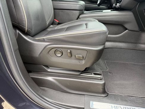 Used 2025 Chevrolet Suburban Premier RWD image 24