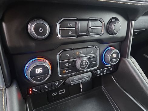 Used 2023 Chevrolet Suburban Premier image 17