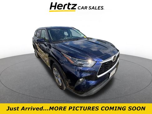 Used 2025 Toyota Highlander LE FWD image 1