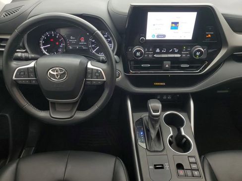 Used 2023 Toyota Highlander XLE image 18
