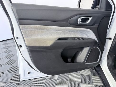 Used 2024 Jeep Compass Latitude image 9