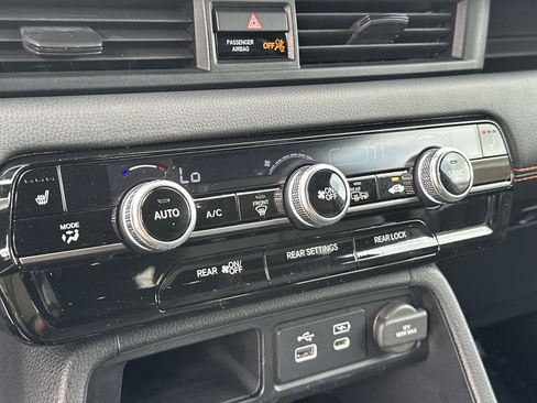 Used 2025 Honda Pilot TrailSport image 19