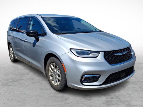 Used 2024 Chrysler Pacifica Touring-L FWD image 3