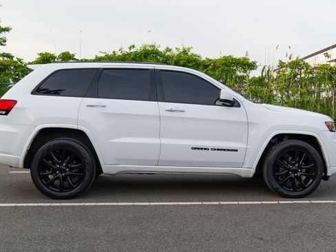 Used 2017 Jeep Grand Cherokee Altitude AWD/4WD image 8