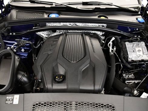 Certified 2025 Porsche Macan image 14