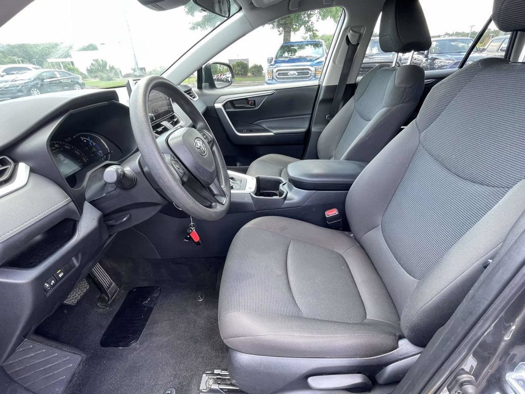 Used 2025 Toyota RAV4 LE AWD/4WD image 17