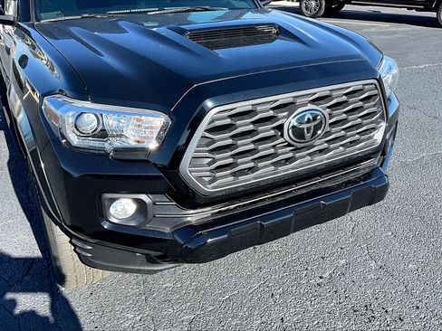Used 2022 Toyota Tacoma TRD Sport image 3